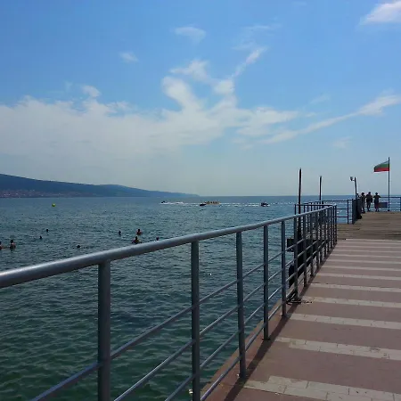 Menada Crystal Park * サニービーチ